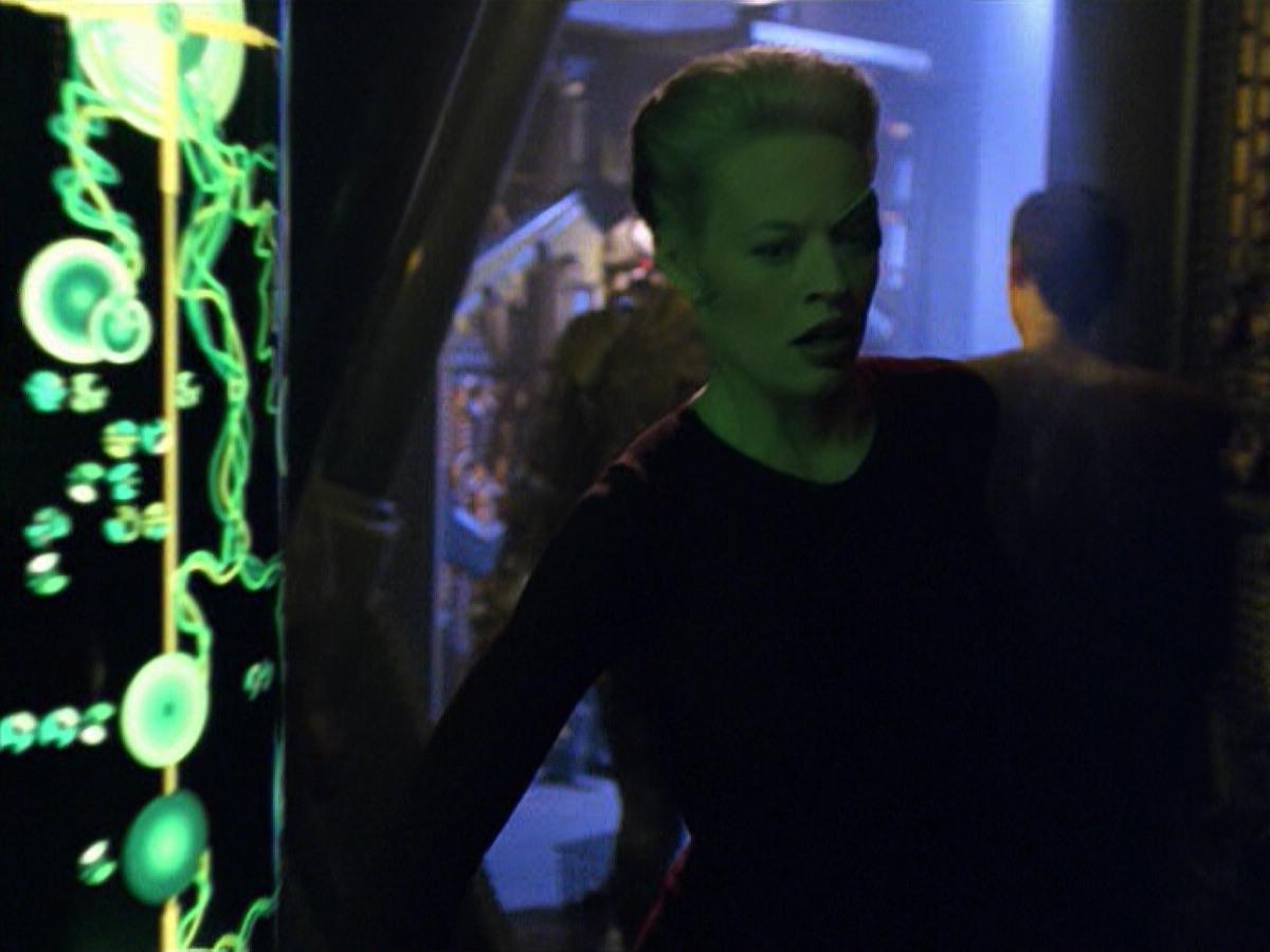 ariane179254_StarTrekVoyager_5x15_5x16_DarkFrontier_5381.jpg
