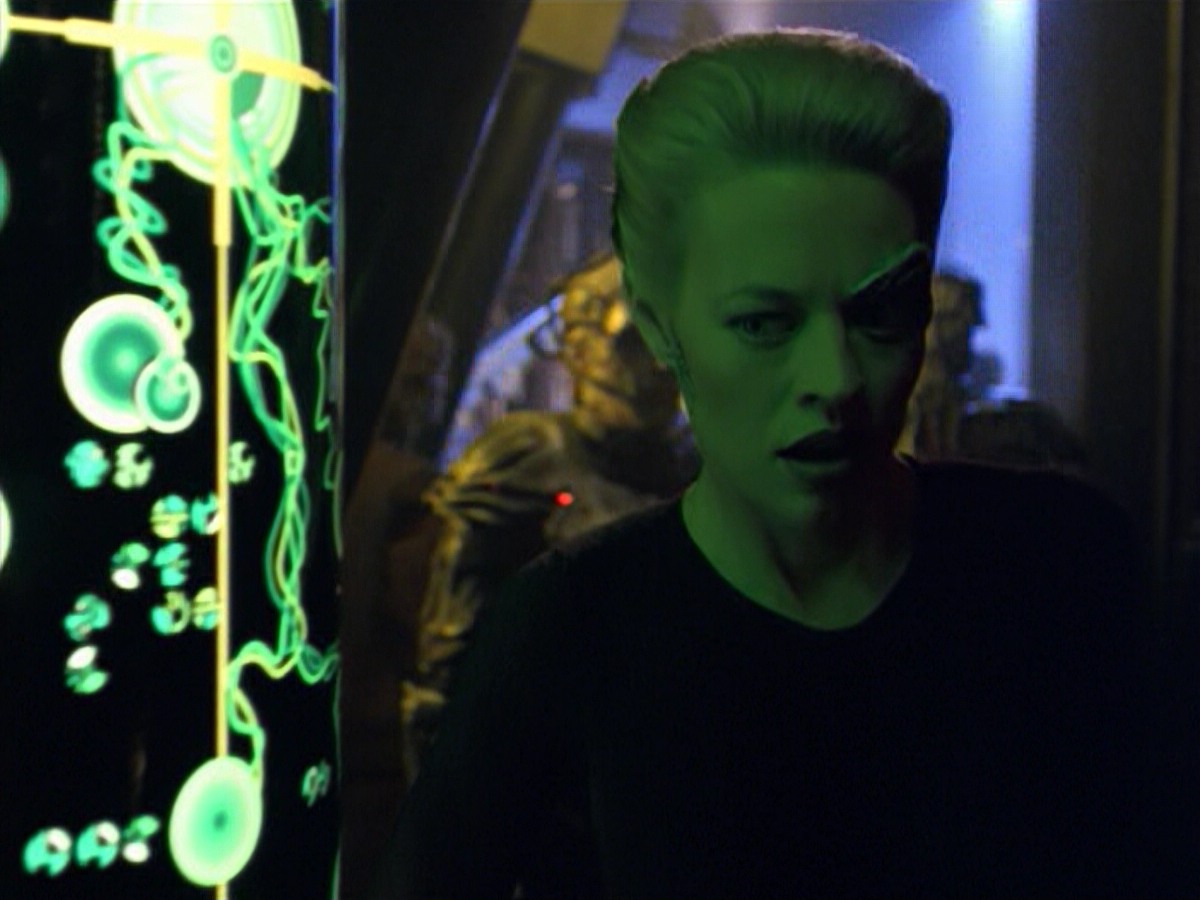 ariane179254_StarTrekVoyager_5x15_5x16_DarkFrontier_5385.jpg