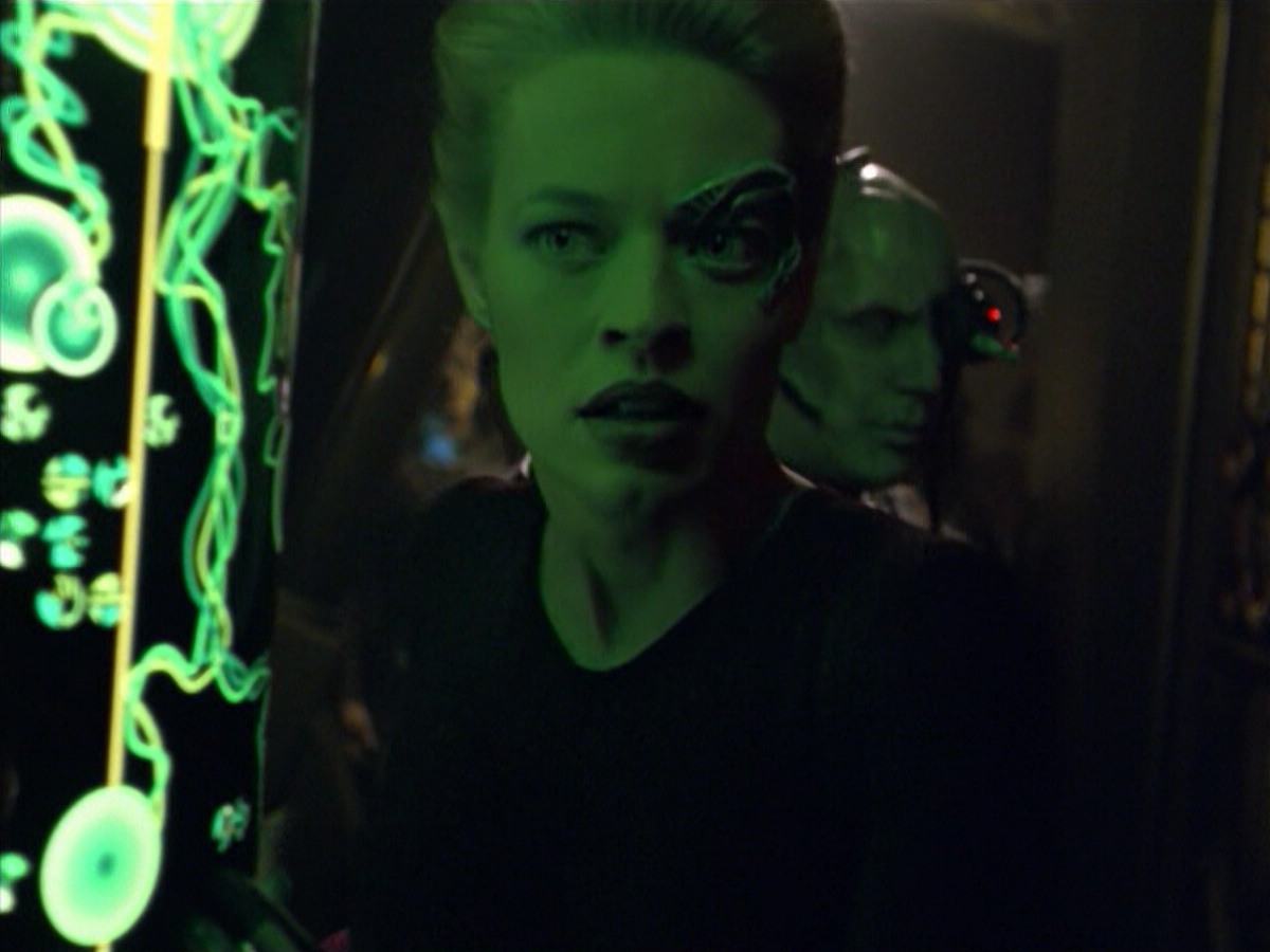 ariane179254_StarTrekVoyager_5x15_5x16_DarkFrontier_5388.jpg
