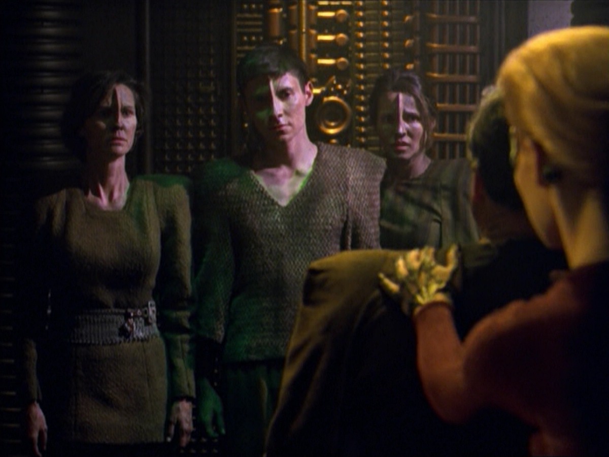 ariane179254_StarTrekVoyager_5x15_5x16_DarkFrontier_5437.jpg