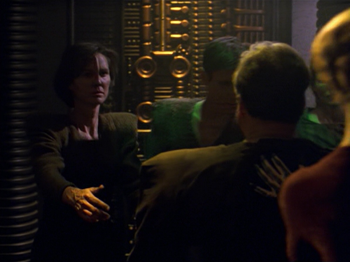 ariane179254_StarTrekVoyager_5x15_5x16_DarkFrontier_5439.jpg