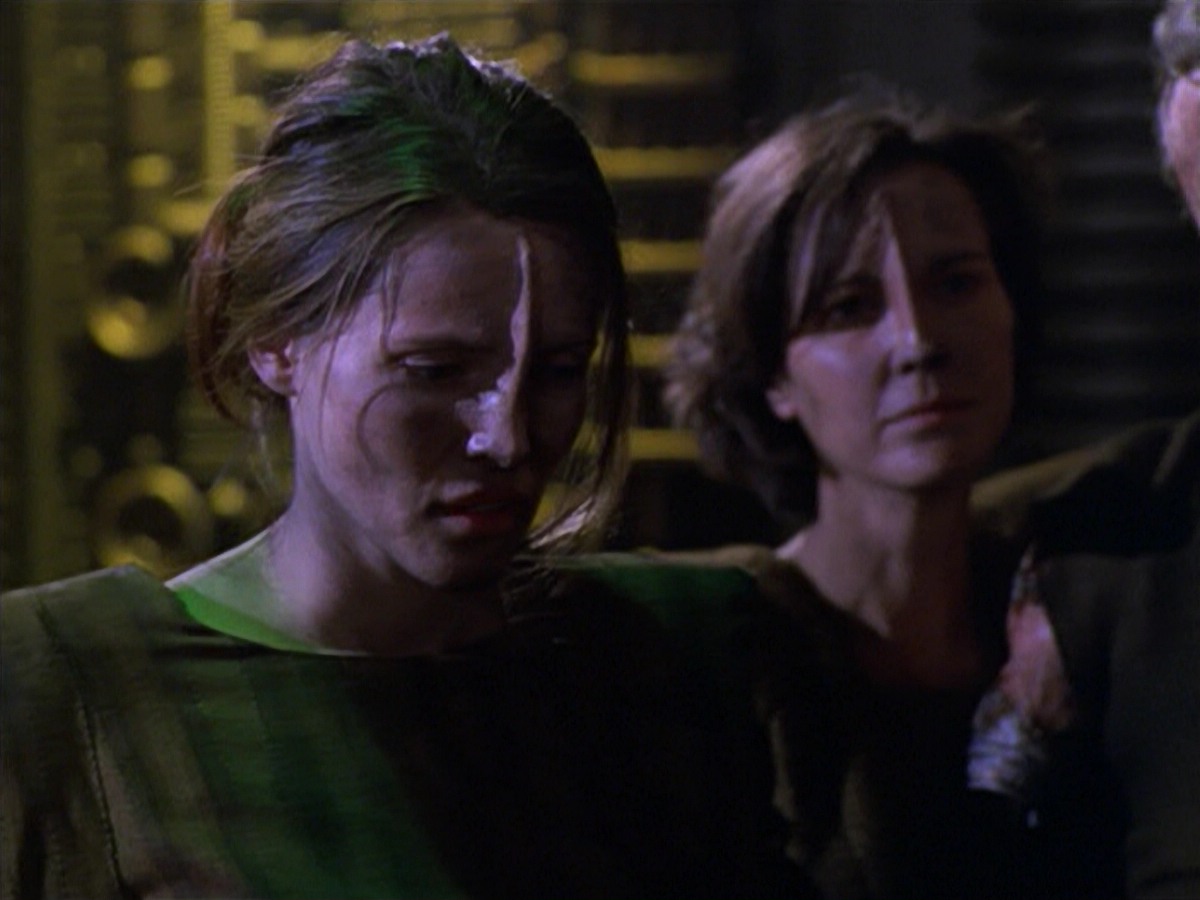 ariane179254_StarTrekVoyager_5x15_5x16_DarkFrontier_5448.jpg