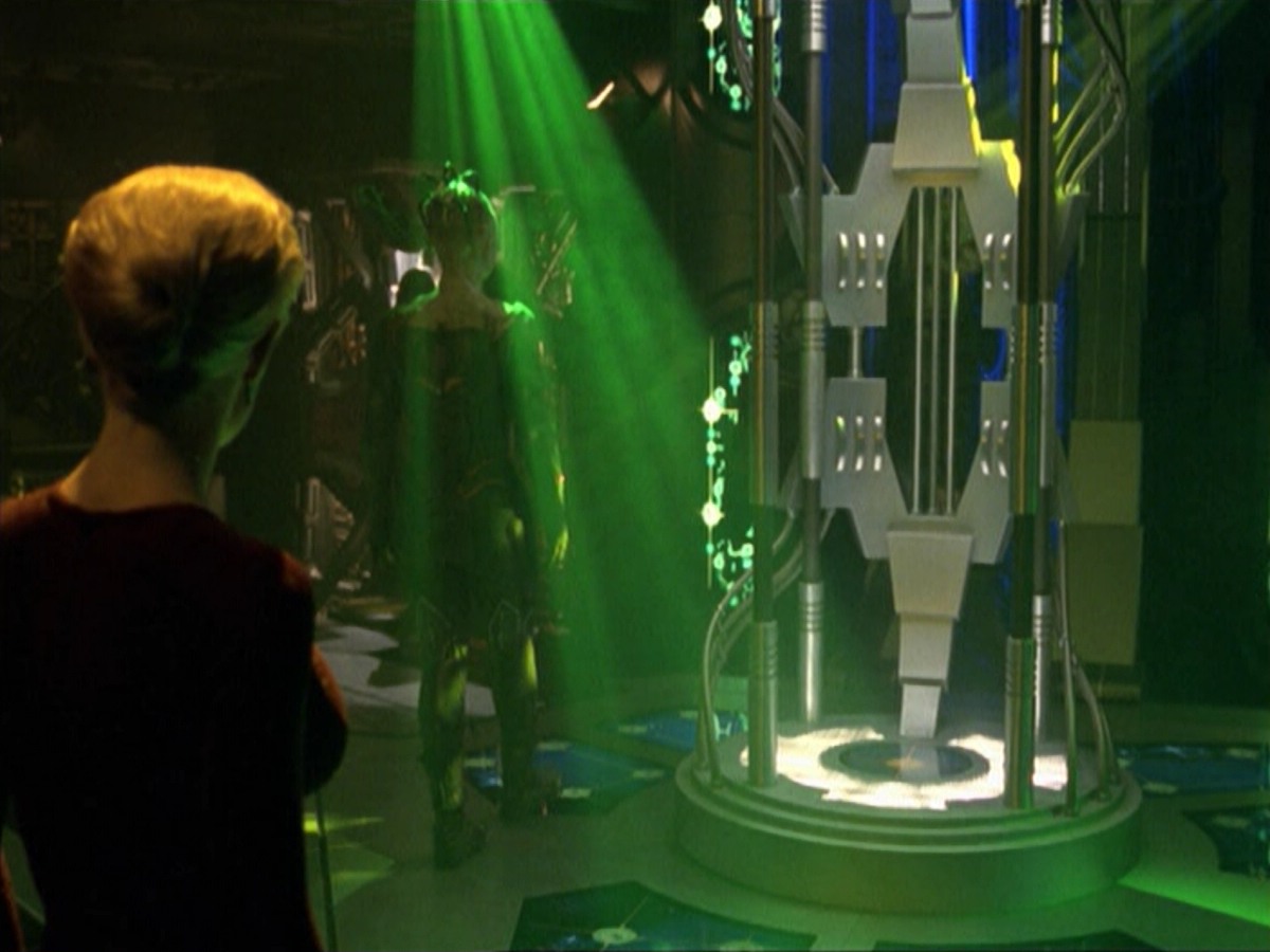ariane179254_StarTrekVoyager_5x15_5x16_DarkFrontier_5515.jpg