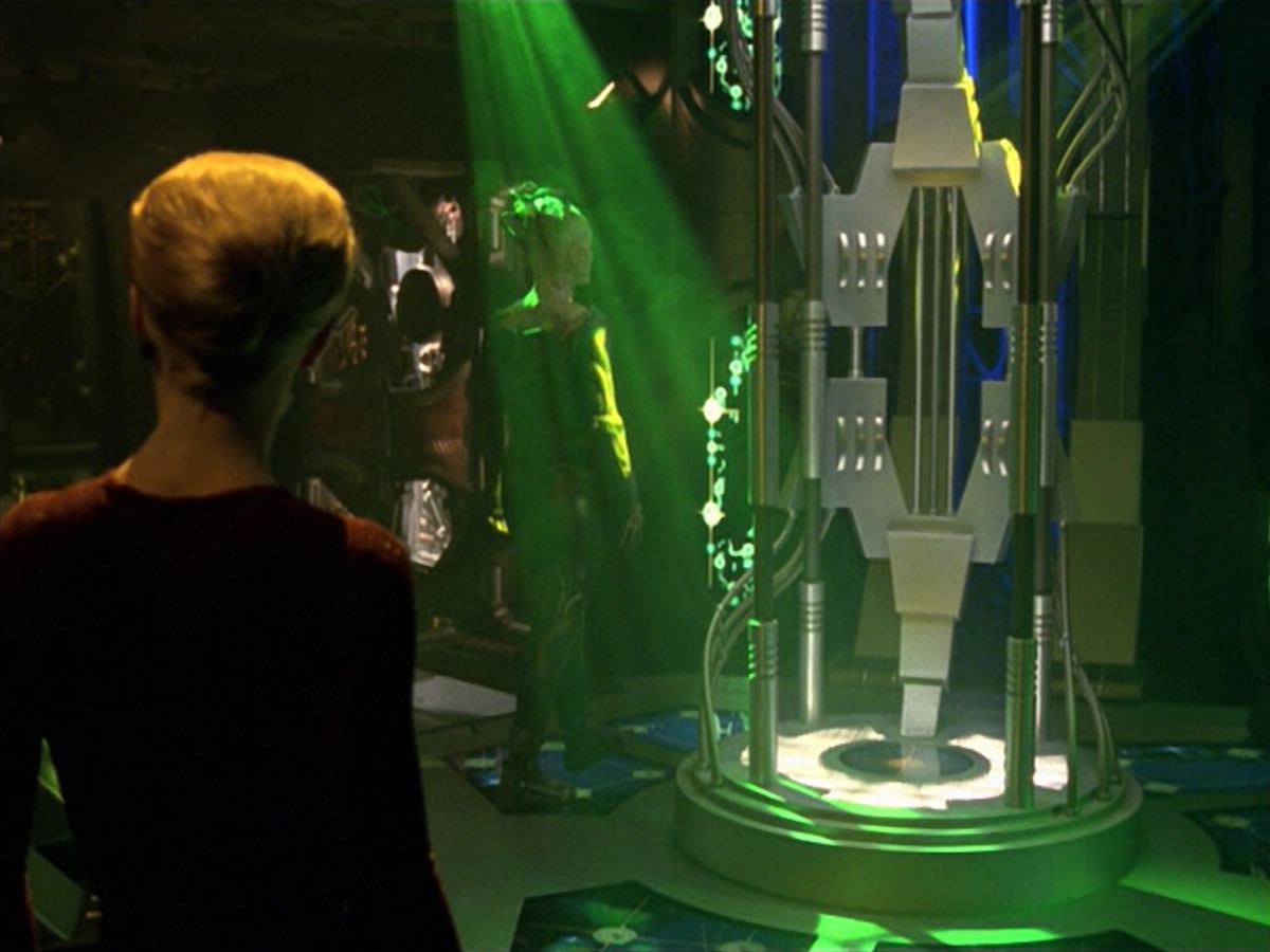 ariane179254_StarTrekVoyager_5x15_5x16_DarkFrontier_5517.jpg
