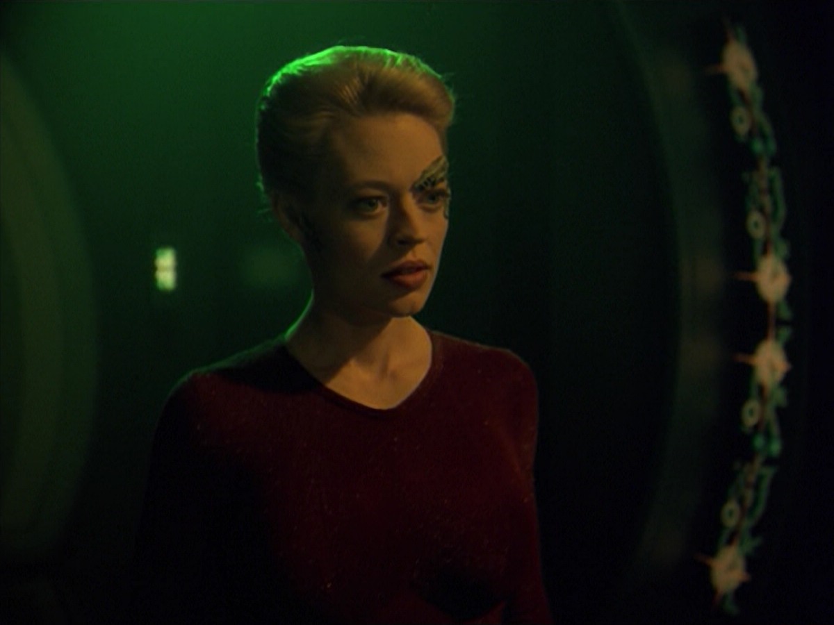 ariane179254_StarTrekVoyager_5x15_5x16_DarkFrontier_5520.jpg