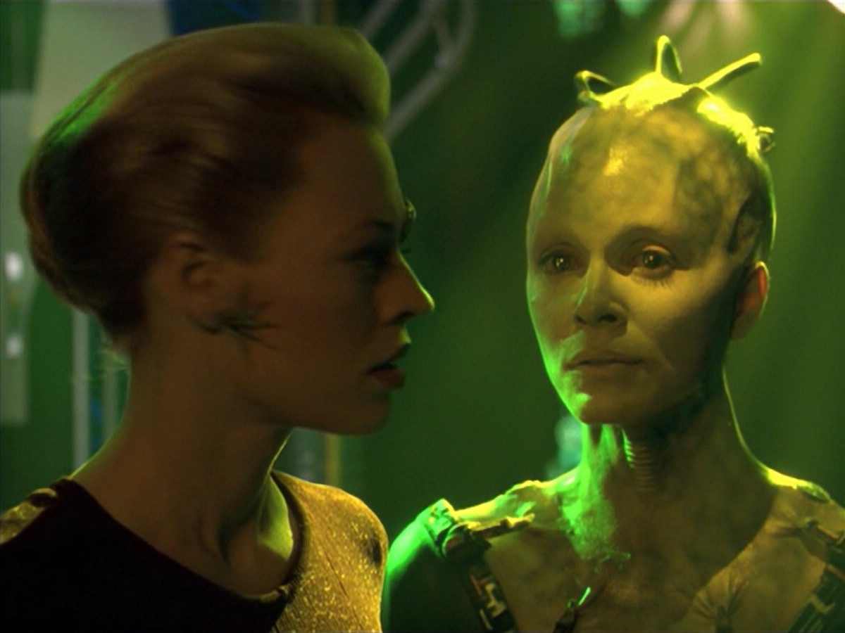 ariane179254_StarTrekVoyager_5x15_5x16_DarkFrontier_5716.jpg