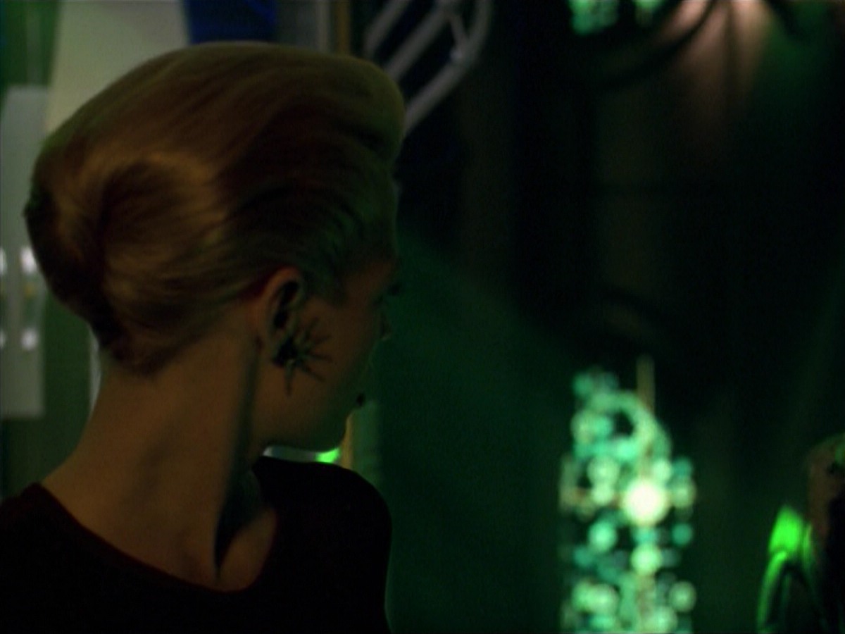 ariane179254_StarTrekVoyager_5x15_5x16_DarkFrontier_5771.jpg