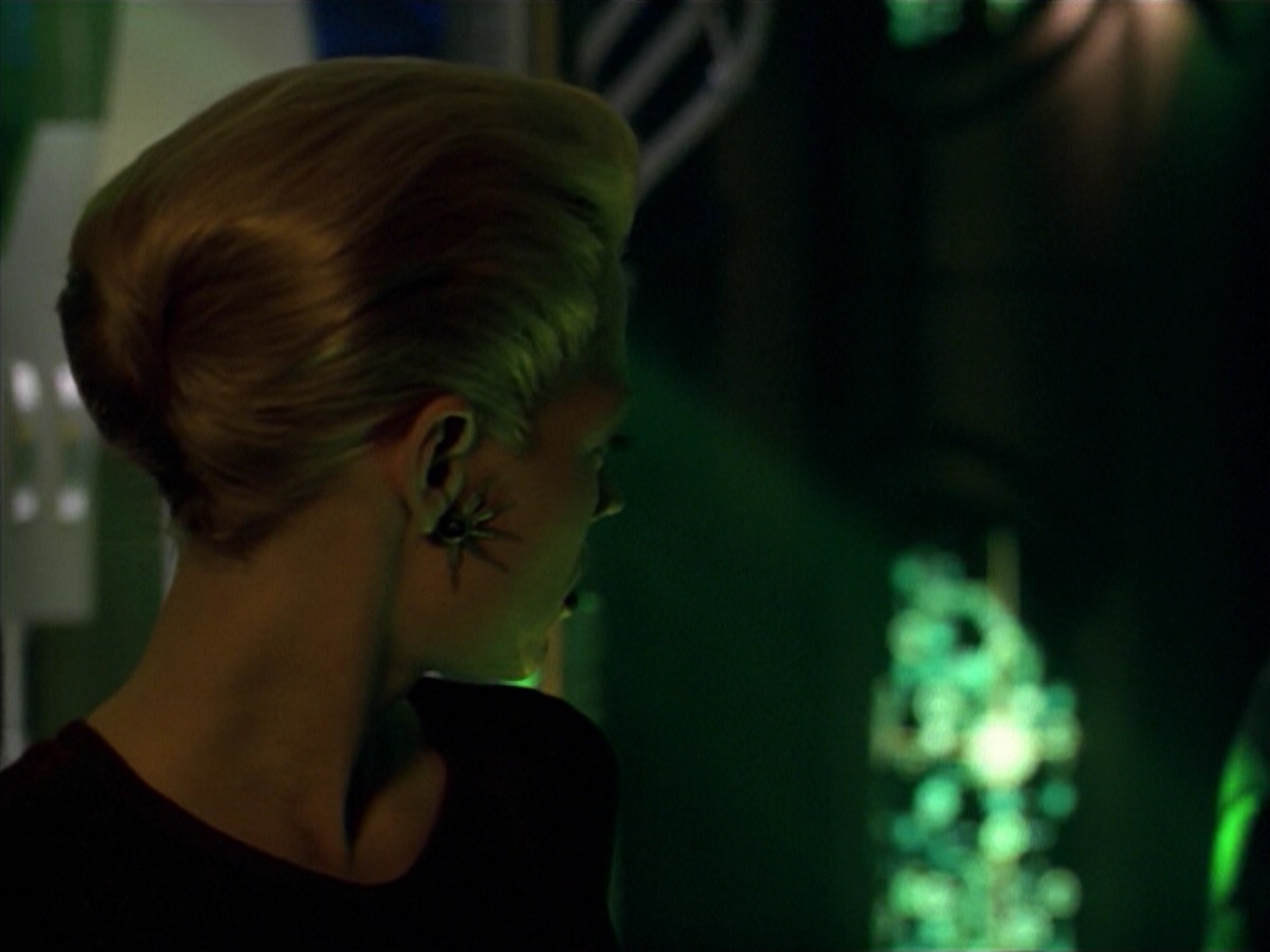 ariane179254_StarTrekVoyager_5x15_5x16_DarkFrontier_5772.jpg