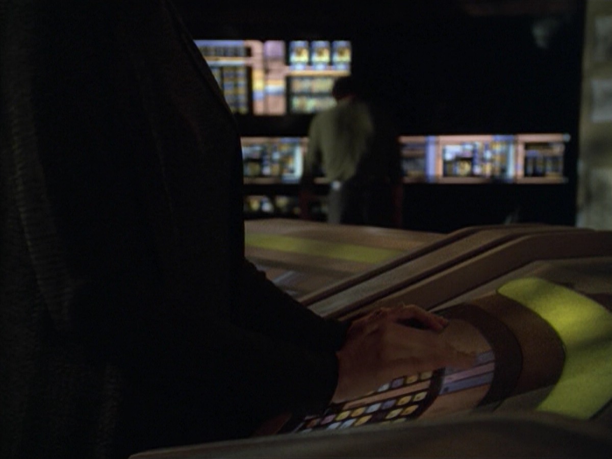 ariane179254_StarTrekVoyager_5x15_5x16_DarkFrontier_5804.jpg