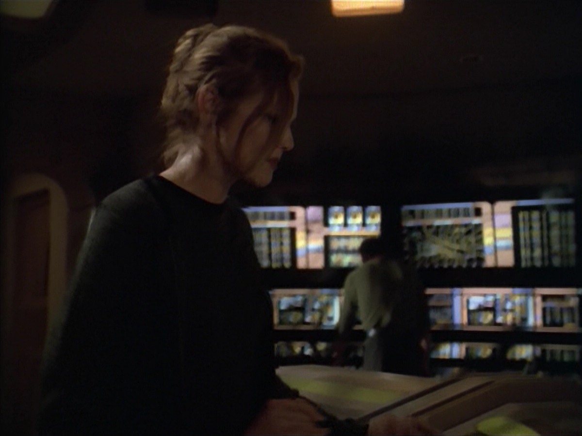 ariane179254_StarTrekVoyager_5x15_5x16_DarkFrontier_5810.jpg