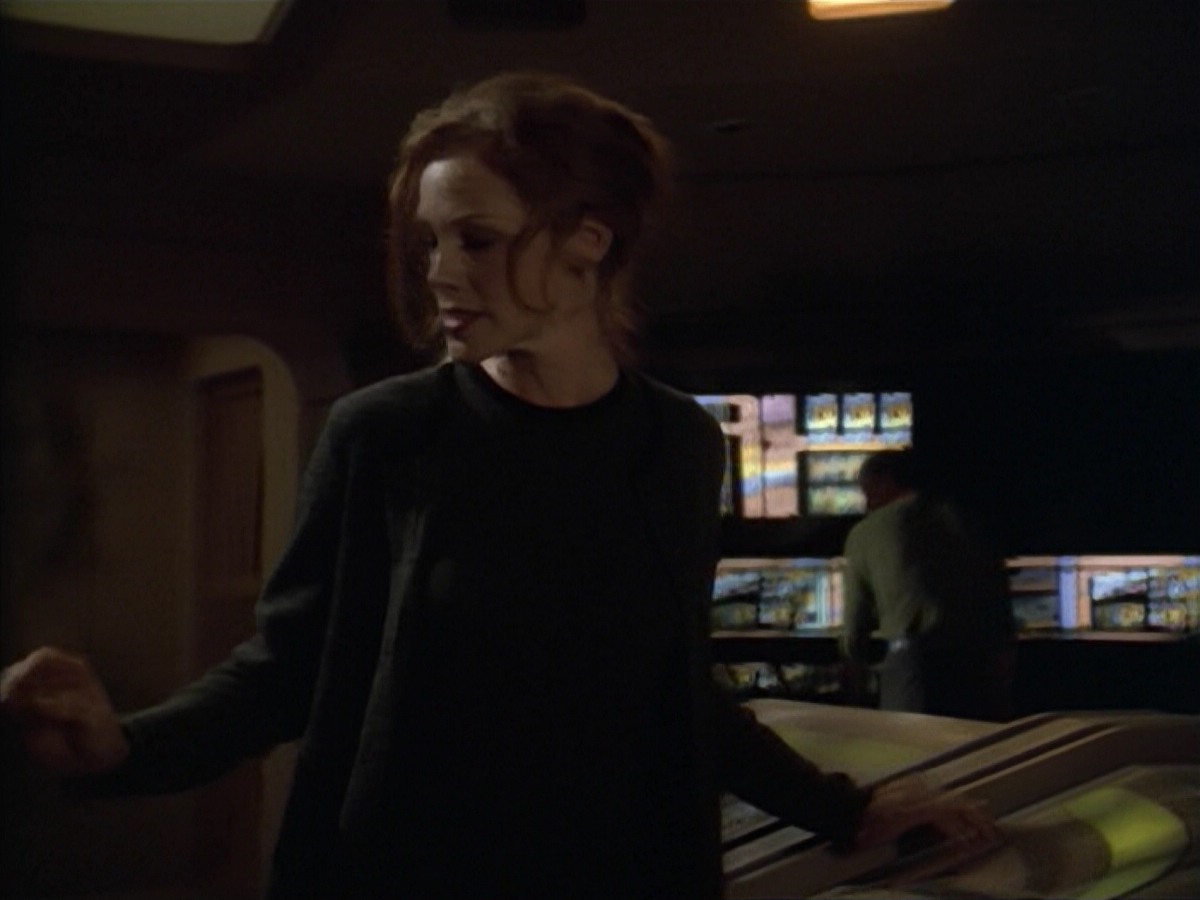 ariane179254_StarTrekVoyager_5x15_5x16_DarkFrontier_5811.jpg