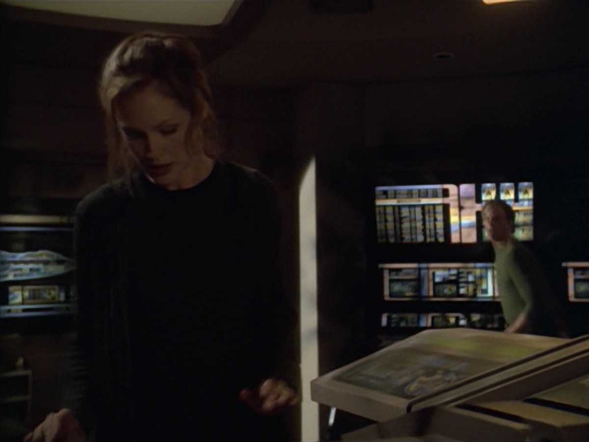 ariane179254_StarTrekVoyager_5x15_5x16_DarkFrontier_5812.jpg