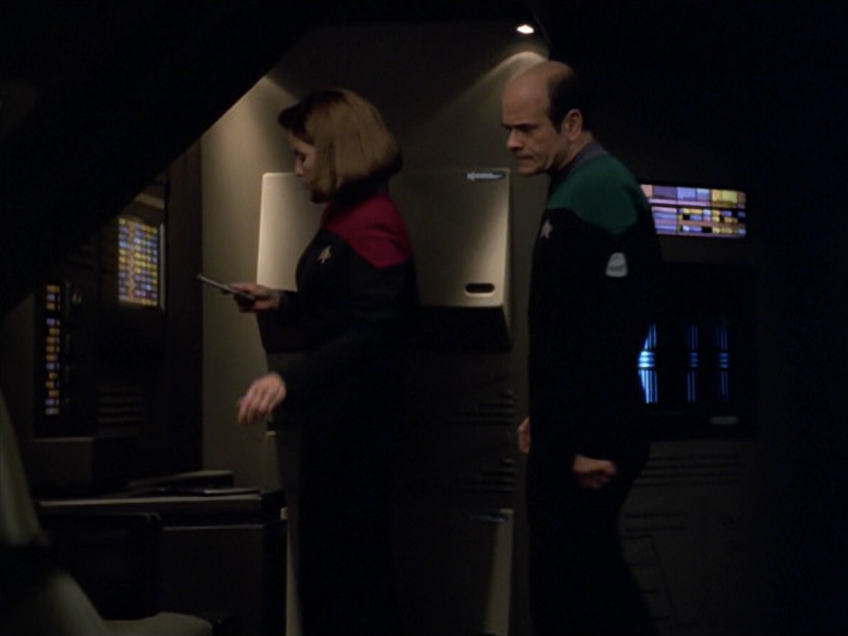 ariane179254_StarTrekVoyager_5x15_5x16_DarkFrontier_6006.jpg
