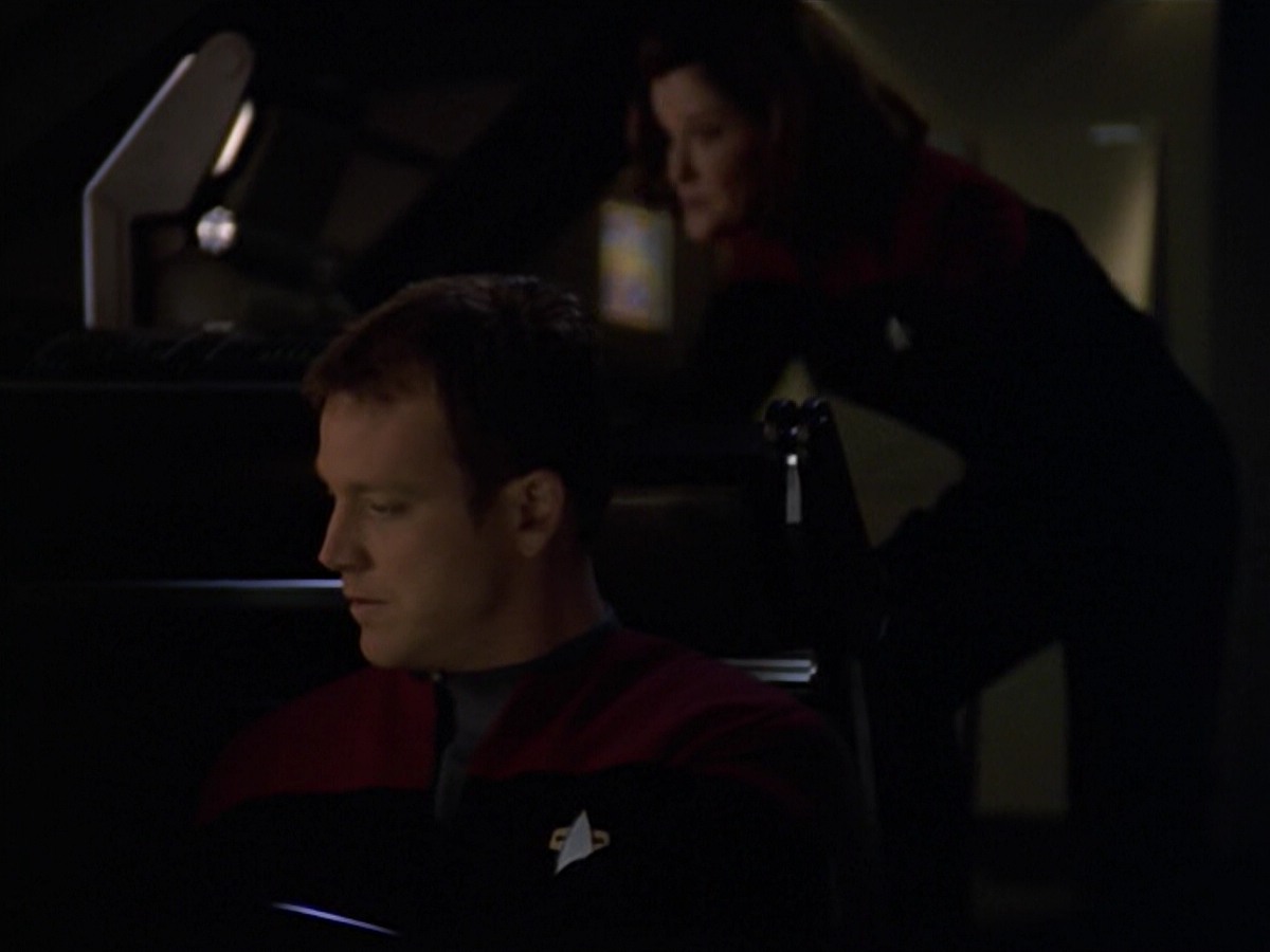 ariane179254_StarTrekVoyager_5x15_5x16_DarkFrontier_6130.jpg
