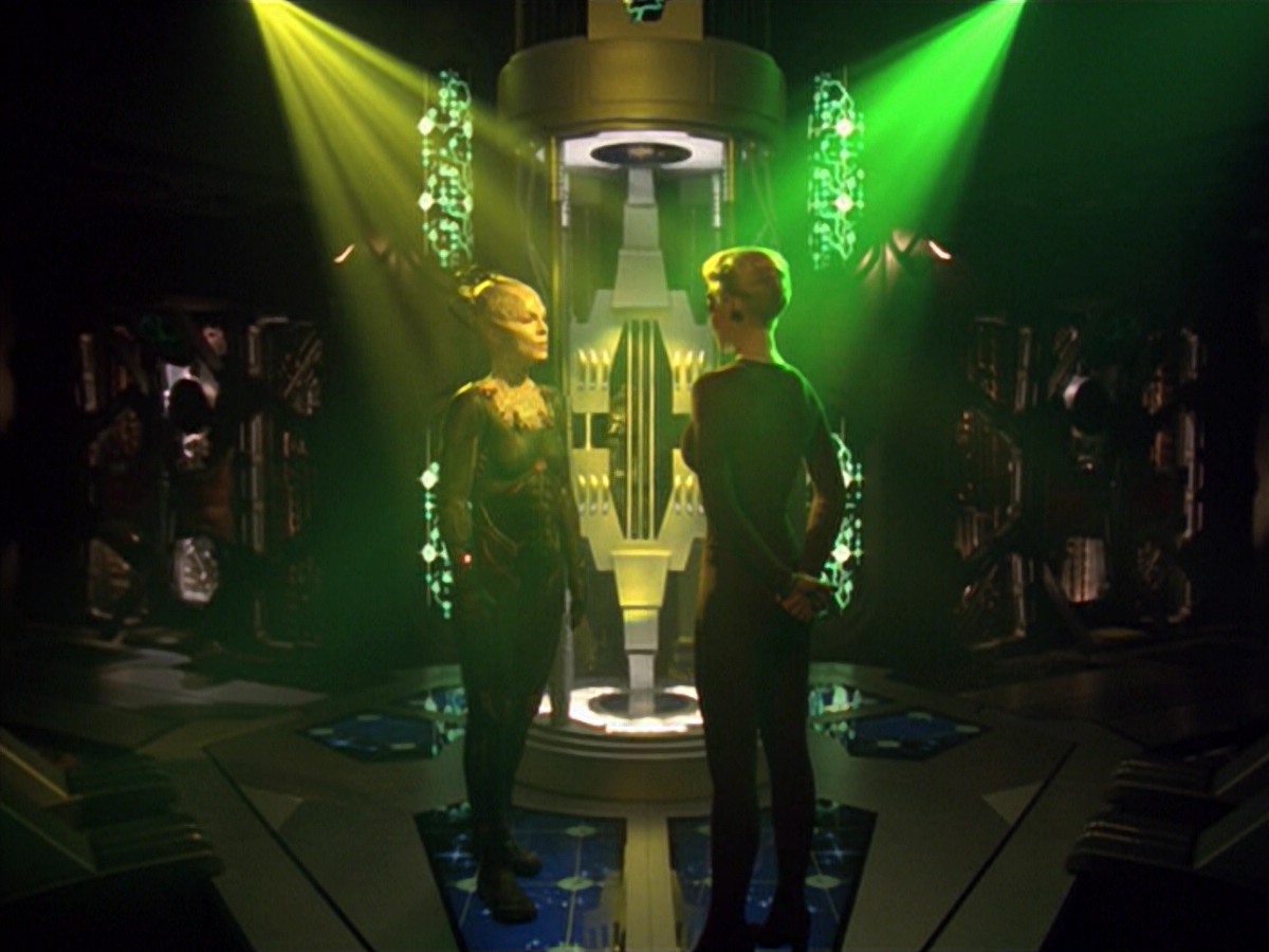 ariane179254_StarTrekVoyager_5x15_5x16_DarkFrontier_6151.jpg