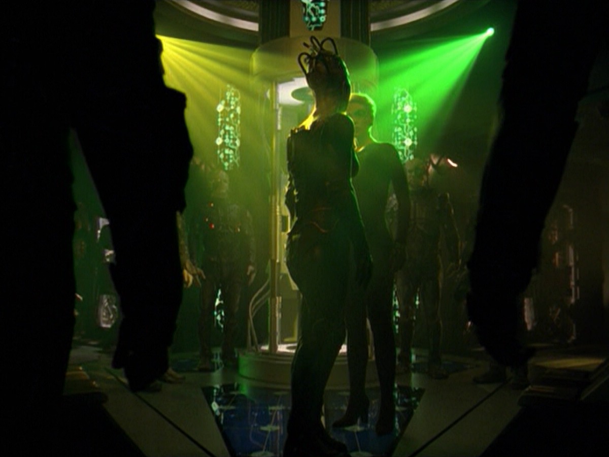 ariane179254_StarTrekVoyager_5x15_5x16_DarkFrontier_6325.jpg