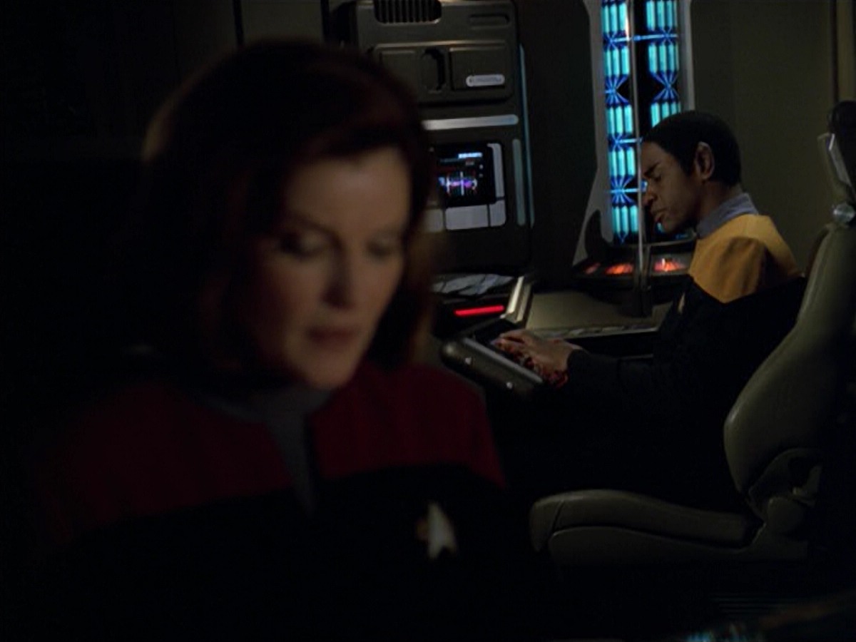 ariane179254_StarTrekVoyager_5x15_5x16_DarkFrontier_6480.jpg