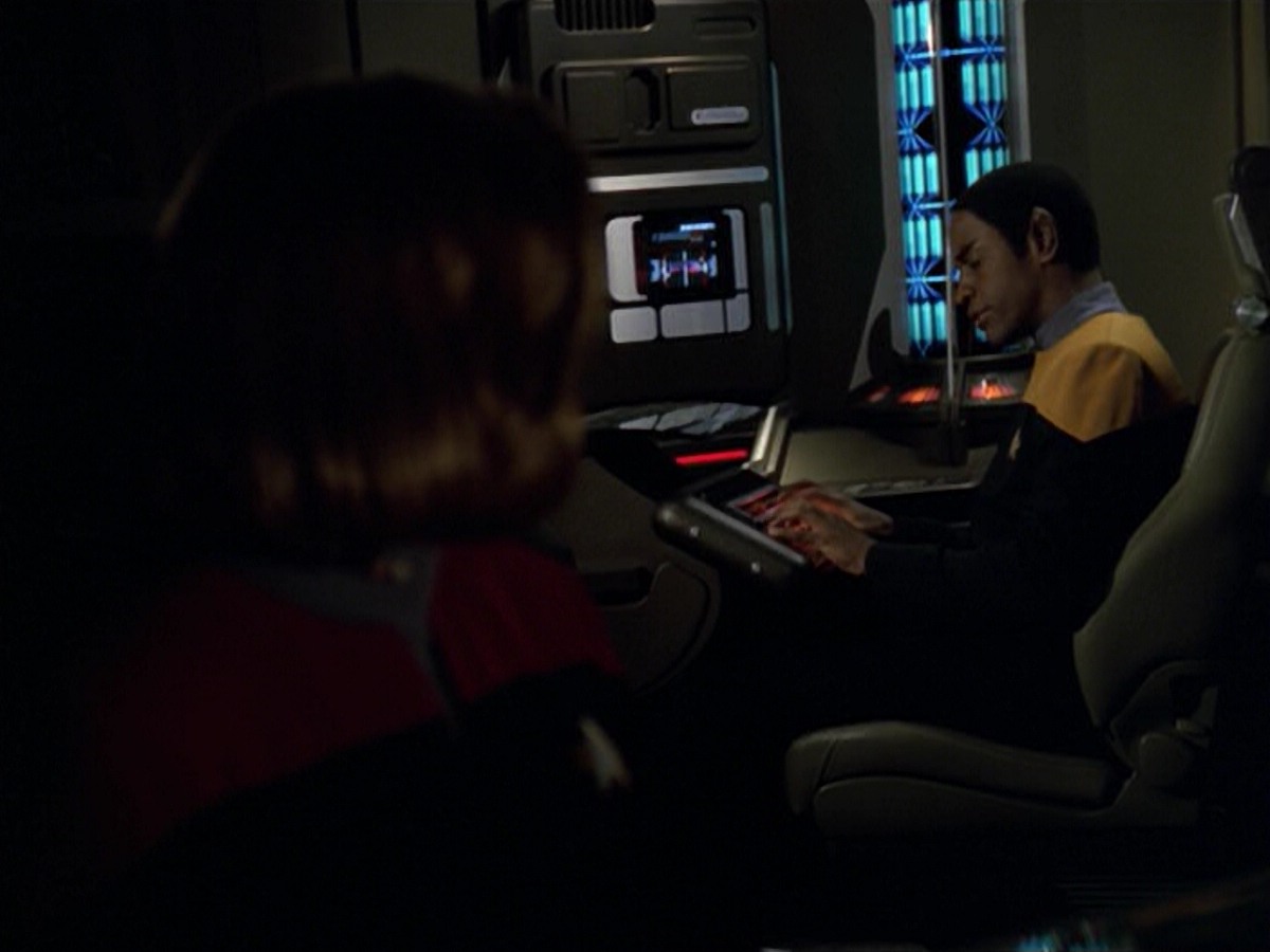 ariane179254_StarTrekVoyager_5x15_5x16_DarkFrontier_6483.jpg