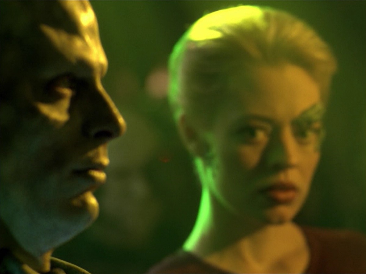 ariane179254_StarTrekVoyager_5x15_5x16_DarkFrontier_6515.jpg