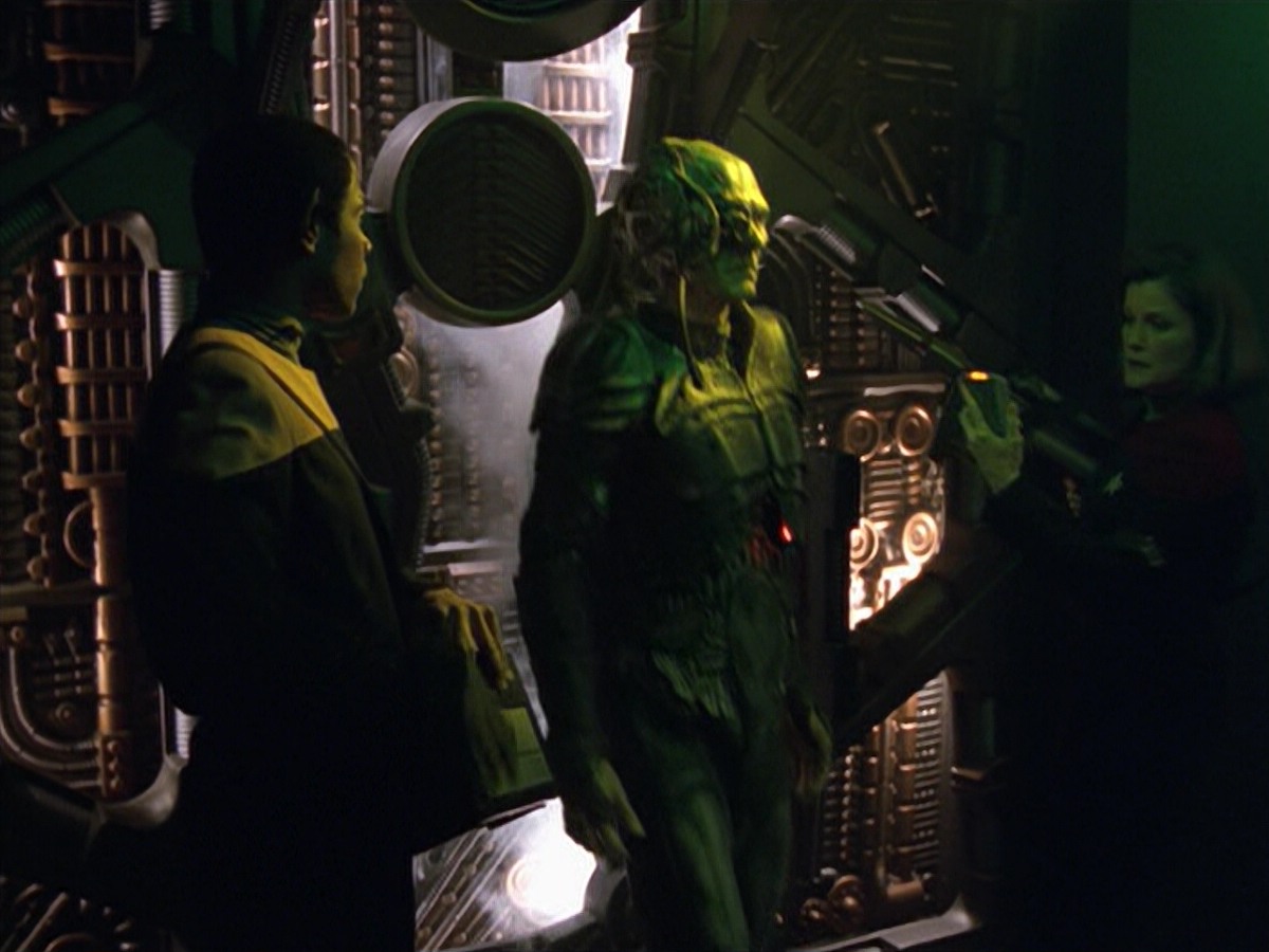 ariane179254_StarTrekVoyager_5x15_5x16_DarkFrontier_6772.jpg