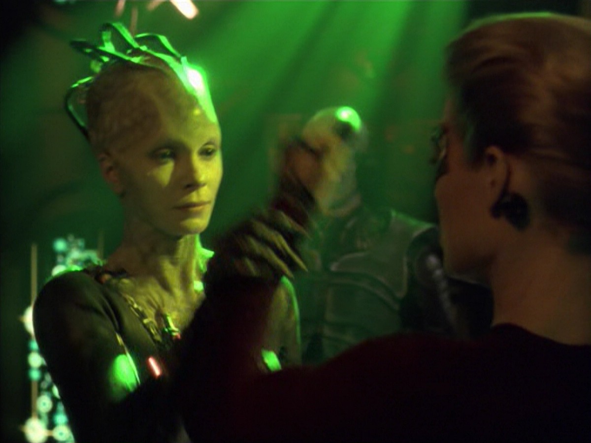 ariane179254_StarTrekVoyager_5x15_5x16_DarkFrontier_6829.jpg