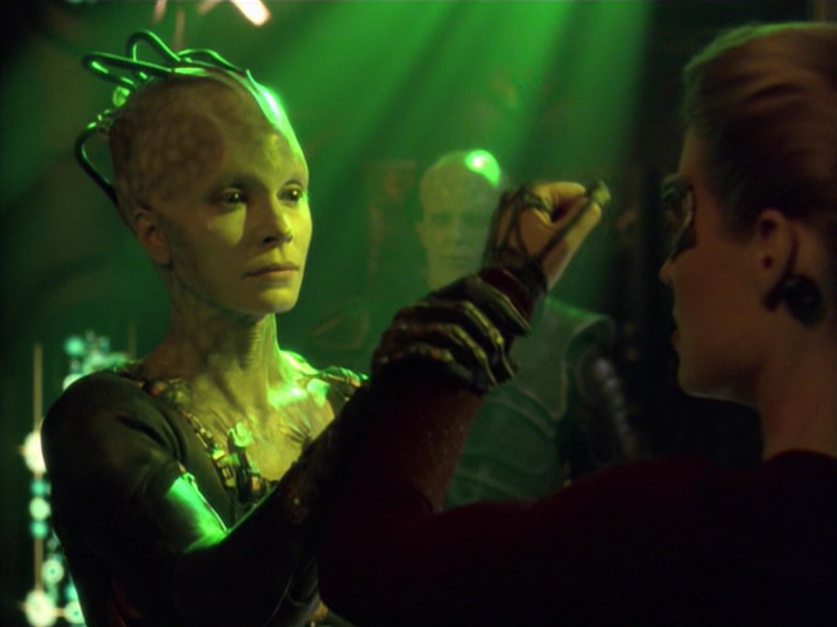 ariane179254_StarTrekVoyager_5x15_5x16_DarkFrontier_6830.jpg
