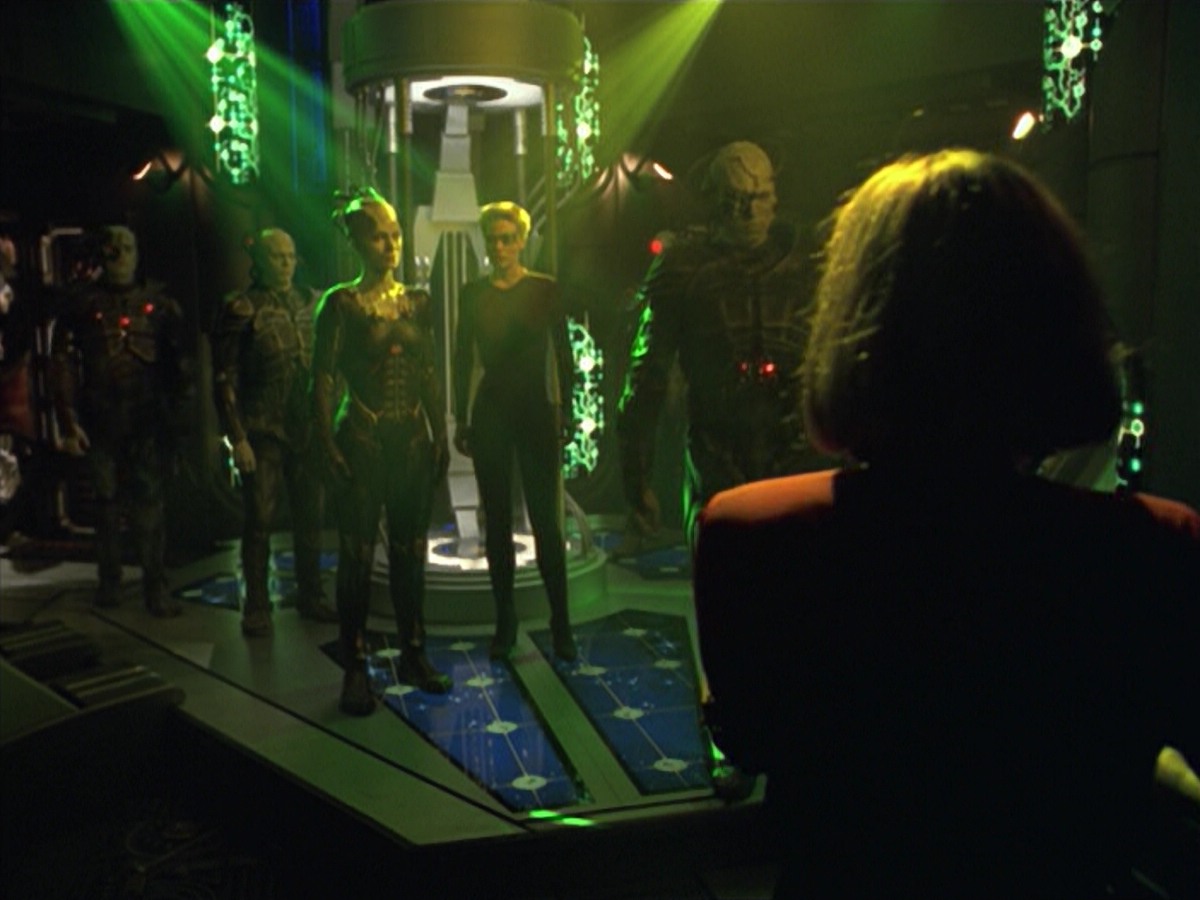 ariane179254_StarTrekVoyager_5x15_5x16_DarkFrontier_6900.jpg