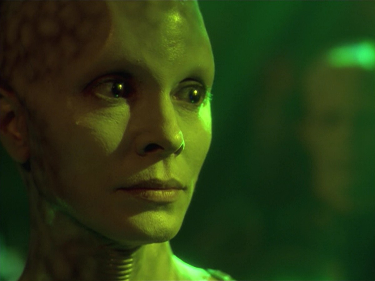 ariane179254_StarTrekVoyager_5x15_5x16_DarkFrontier_7020.jpg