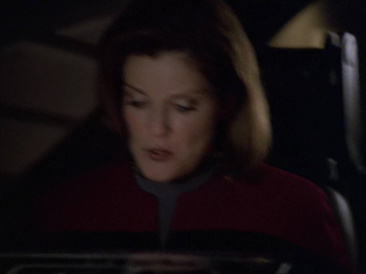 ariane179254_StarTrekVoyager_5x15_5x16_DarkFrontier_7130.jpg