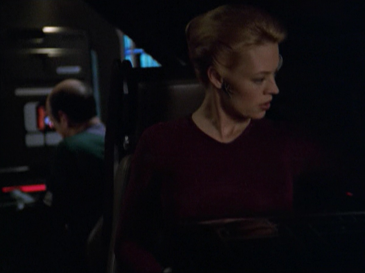ariane179254_StarTrekVoyager_5x15_5x16_DarkFrontier_7178.jpg