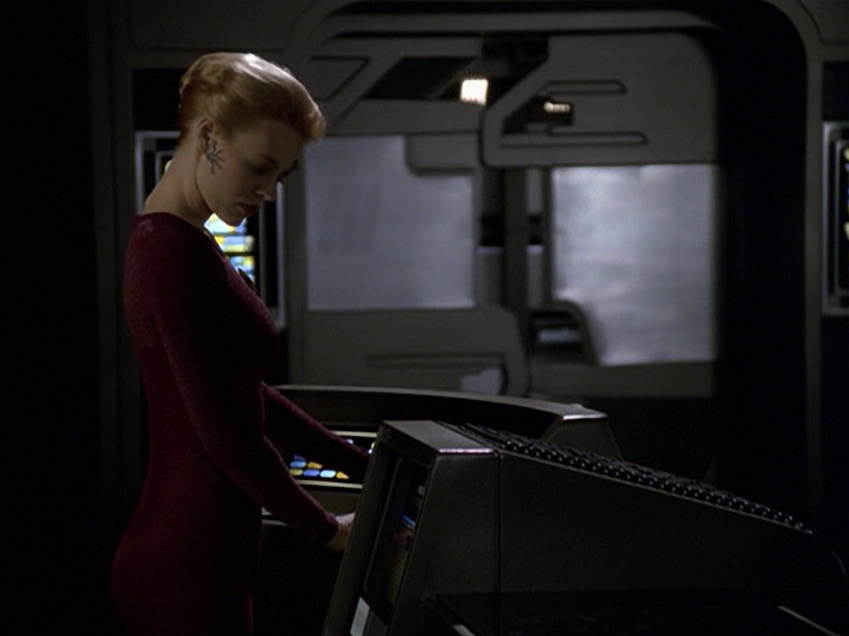 ariane179254_StarTrekVoyager_5x15_5x16_DarkFrontier_7320.jpg