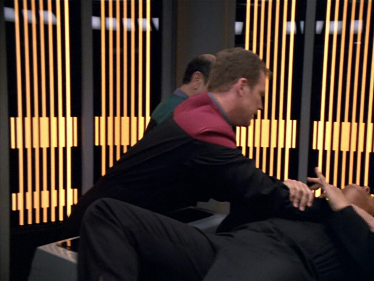 extant_StarTrek_VOY_5x19-TheFight_00015.jpg