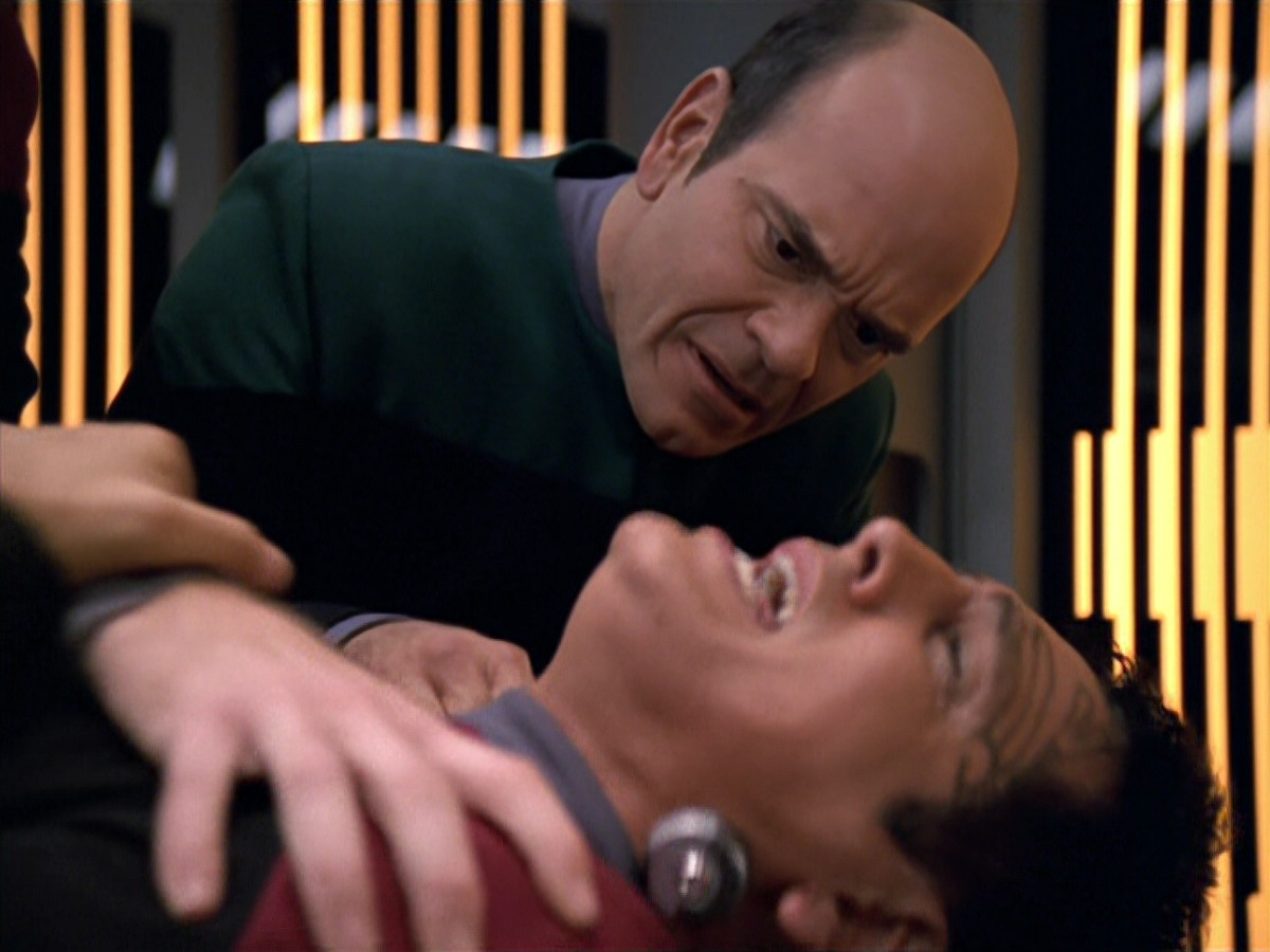 extant_StarTrek_VOY_5x19-TheFight_00038.jpg