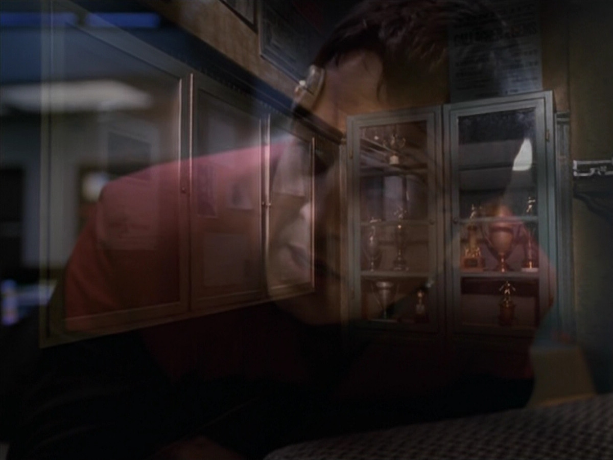 extant_StarTrek_VOY_5x19-TheFight_00342.jpg