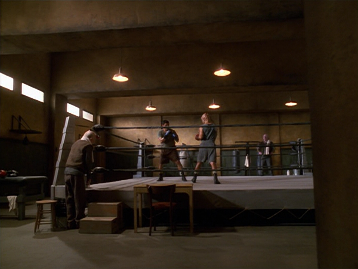 extant_StarTrek_VOY_5x19-TheFight_00358.jpg