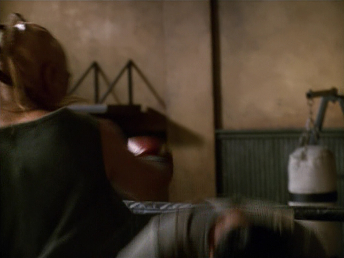 extant_StarTrek_VOY_5x19-TheFight_00372.jpg