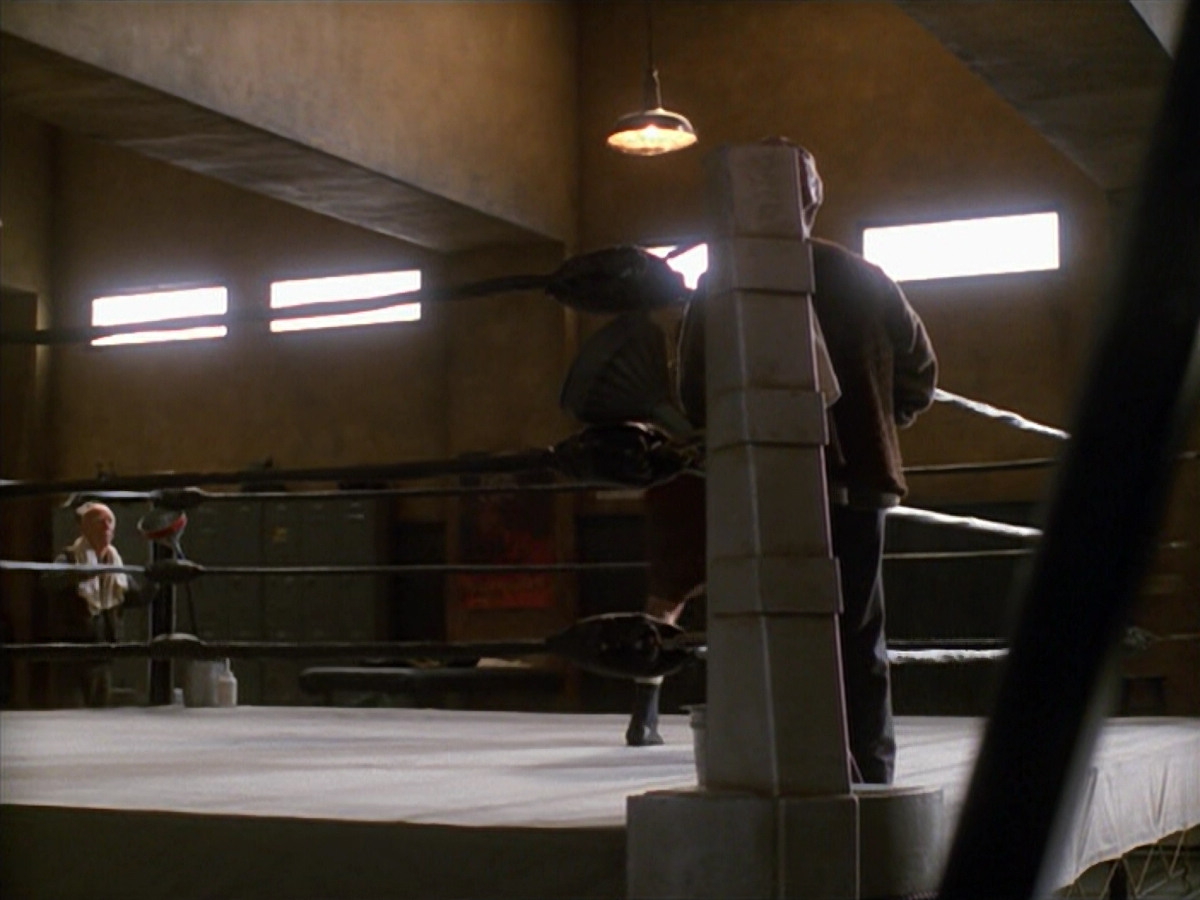 extant_StarTrek_VOY_5x19-TheFight_00374.jpg