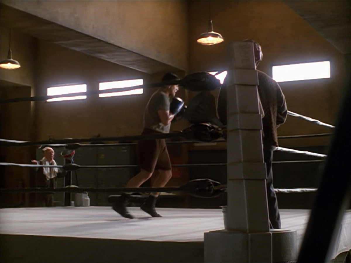 extant_StarTrek_VOY_5x19-TheFight_00375.jpg