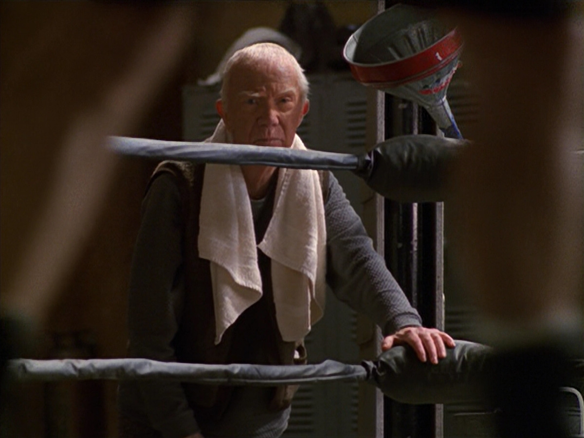 extant_StarTrek_VOY_5x19-TheFight_00377.jpg