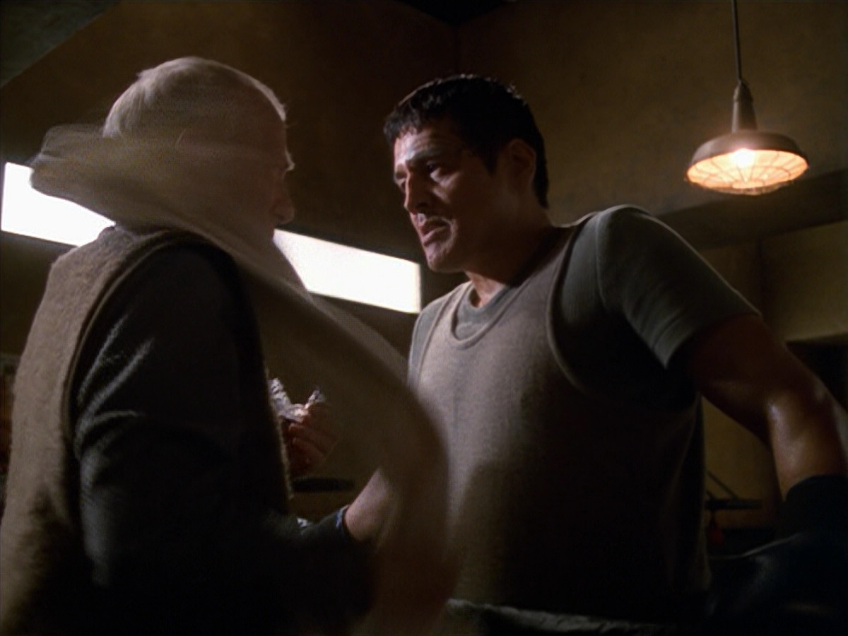 extant_StarTrek_VOY_5x19-TheFight_00394.jpg