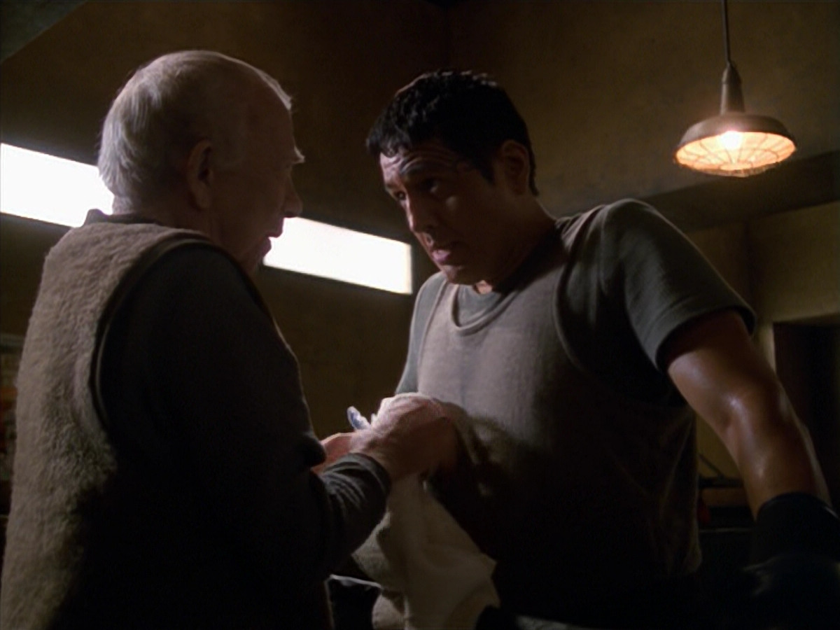 extant_StarTrek_VOY_5x19-TheFight_00400.jpg
