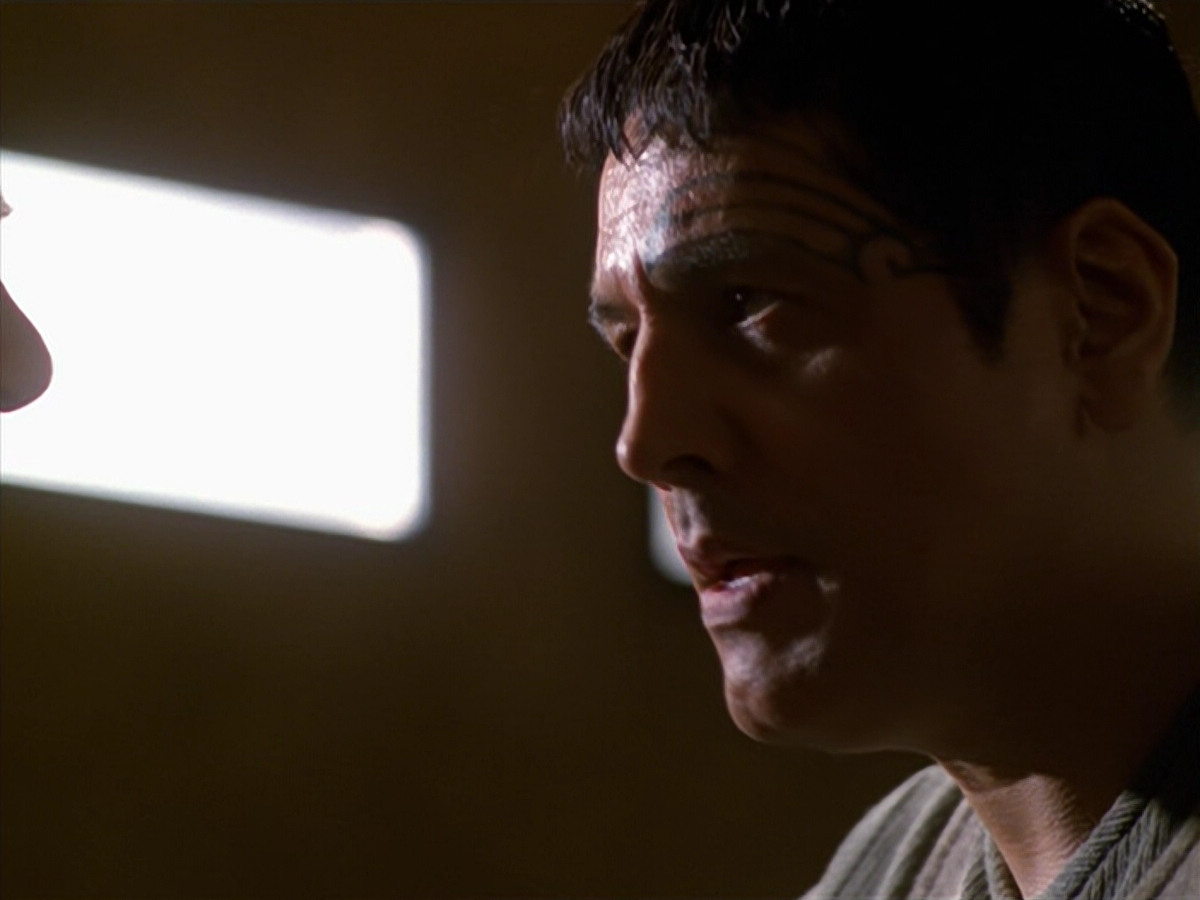 extant_StarTrek_VOY_5x19-TheFight_00436.jpg