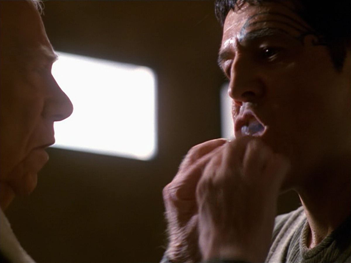 extant_StarTrek_VOY_5x19-TheFight_00462.jpg
