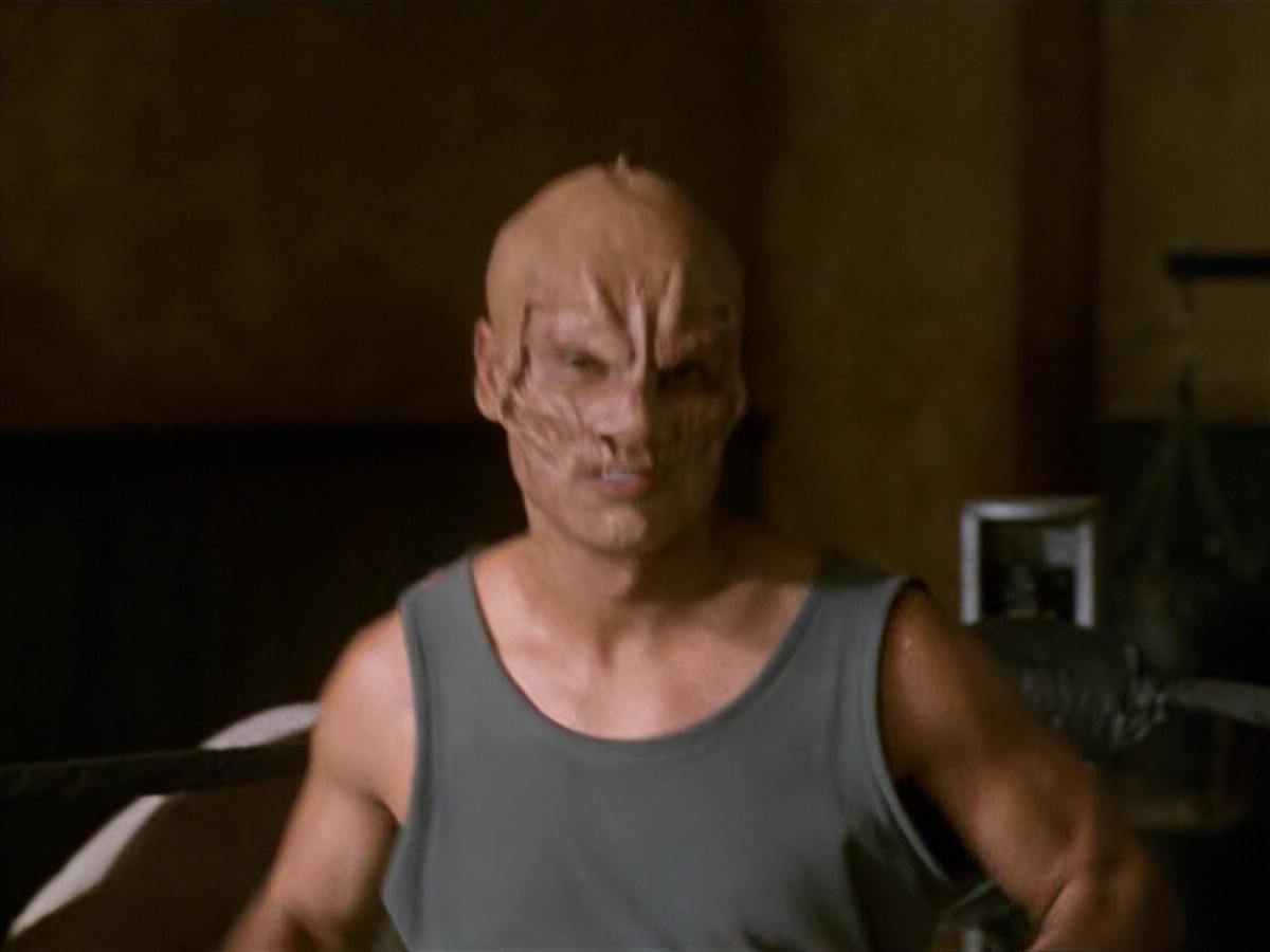 extant_StarTrek_VOY_5x19-TheFight_00467.jpg