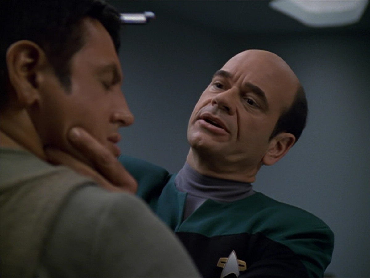 extant_StarTrek_VOY_5x19-TheFight_00567.jpg