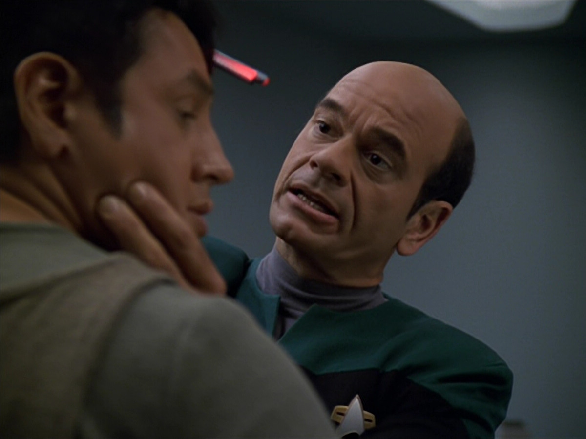 extant_StarTrek_VOY_5x19-TheFight_00570.jpg