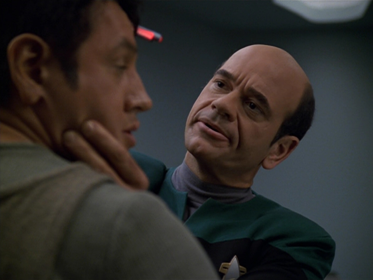 extant_StarTrek_VOY_5x19-TheFight_00572.jpg