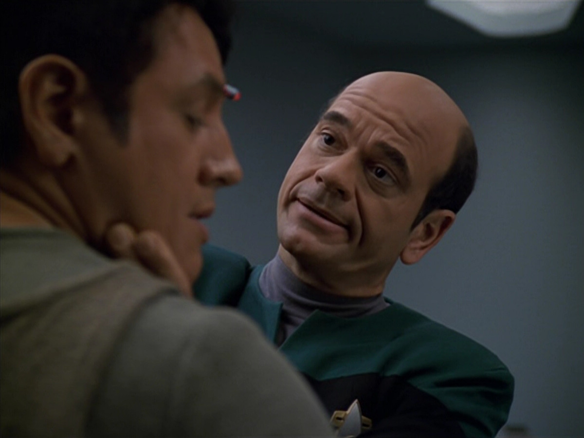 extant_StarTrek_VOY_5x19-TheFight_00575.jpg