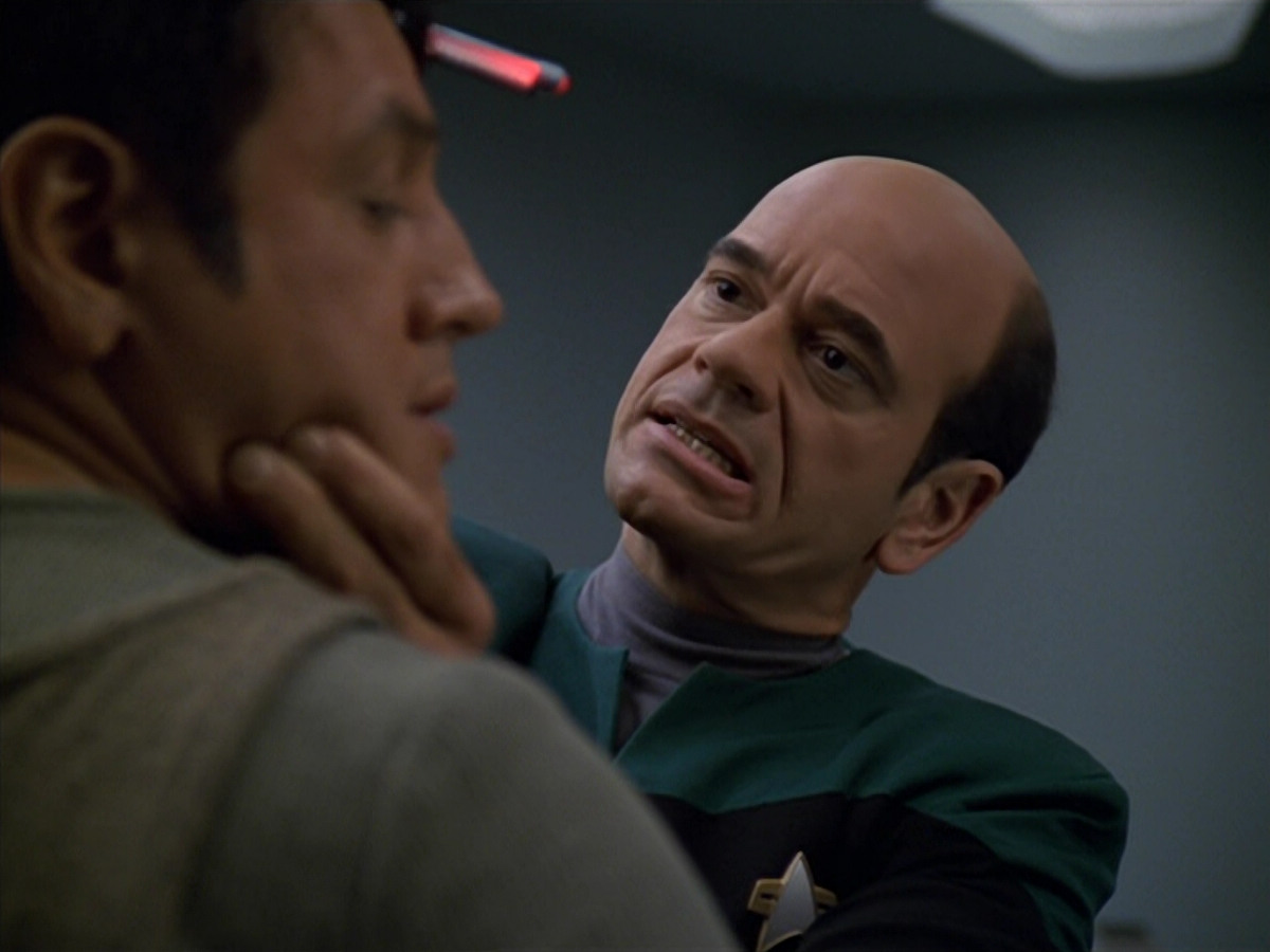 extant_StarTrek_VOY_5x19-TheFight_00577.jpg
