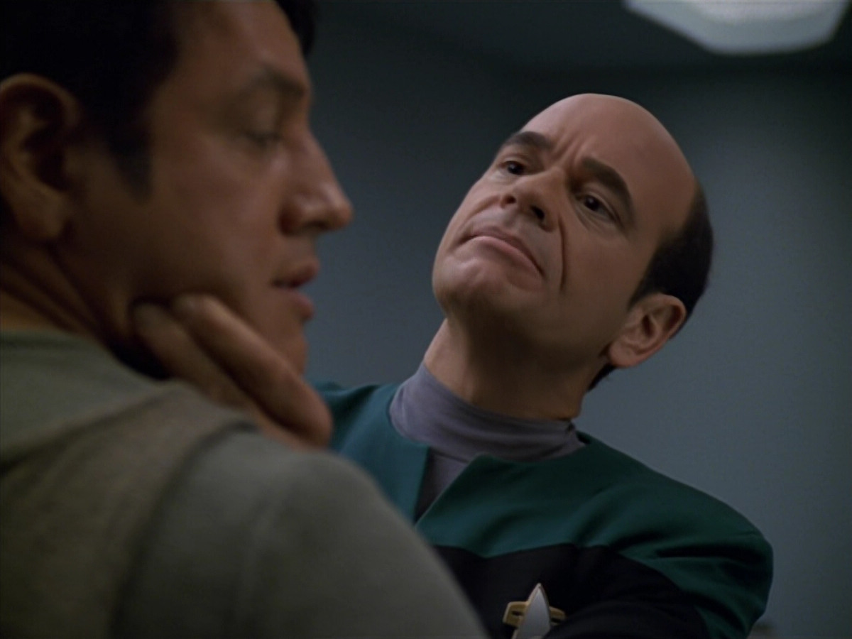 extant_StarTrek_VOY_5x19-TheFight_00581.jpg